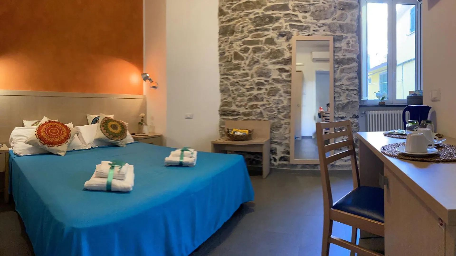 Shanti 3 - Riomaggiore Private Room Bed & Breakfast