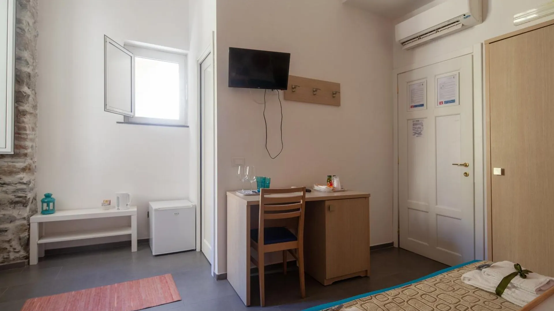 Shanti 3 - Riomaggiore Private Room Bed & Breakfast